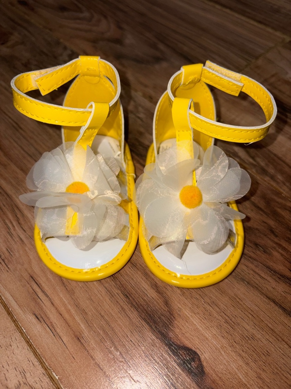 Stepping stones yellow shiny daisy accent strap‎ sandals girls 9-12 M